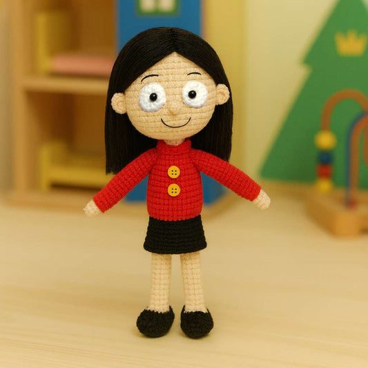 Figurine au crochet faite main, visage expressif et jupe