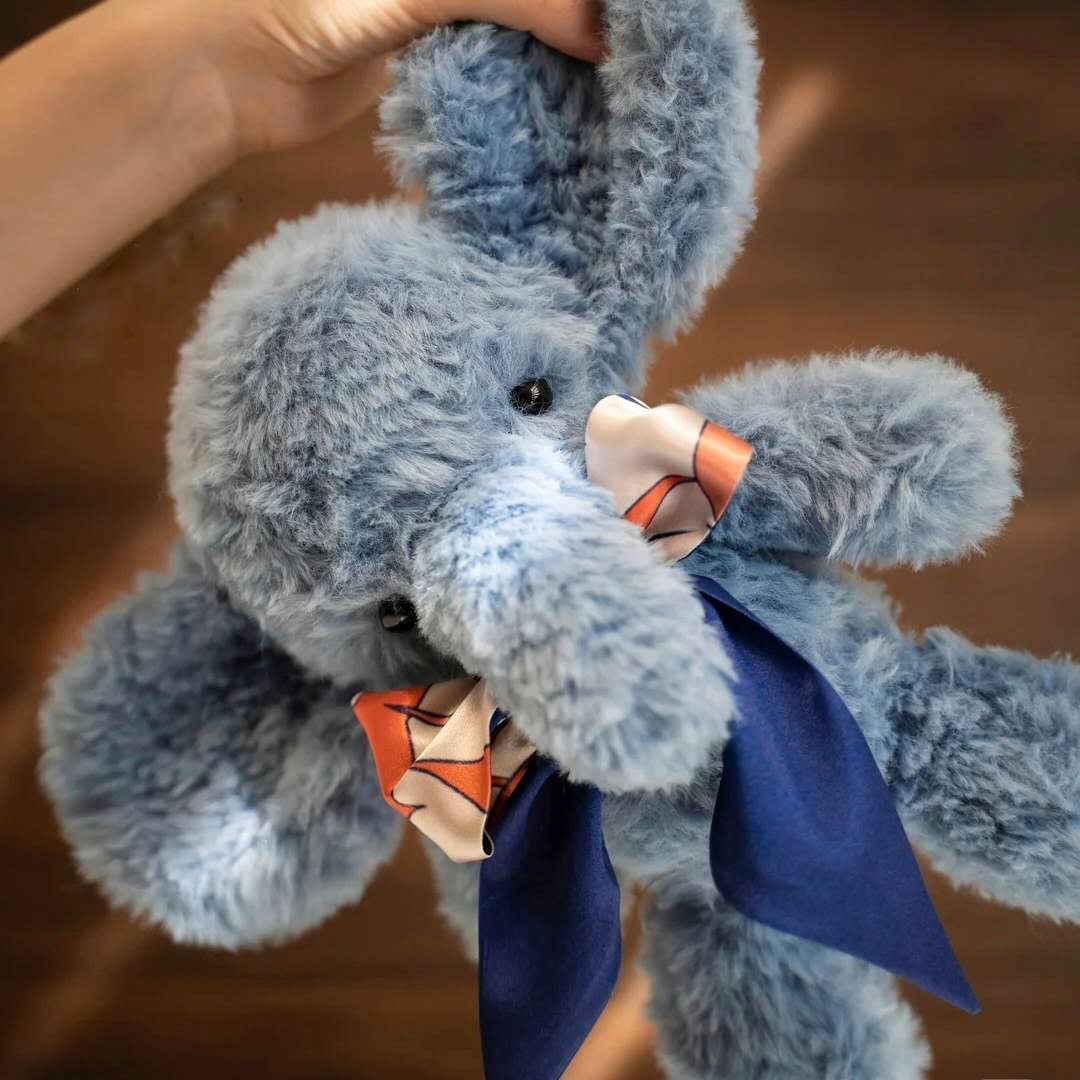 Patron au crochet PDF – doudou éléphant bleu au crochet avec trompe longue et oreilles rondes