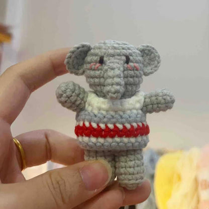 Patron au crochet PDF – petit éléphant amigurumi fait main en fil gris avec trompe et oreilles rondes