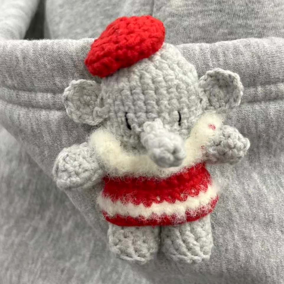 Patron au crochet PDF – éléphant amigurumi en crochet avec tenue rayée et décoration rouge sur la tête