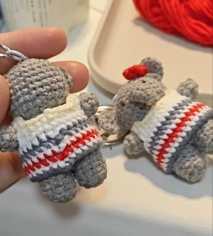 Patron au crochet PDF – jouet éléphant fait main en crochet gris avec vêtements rayés