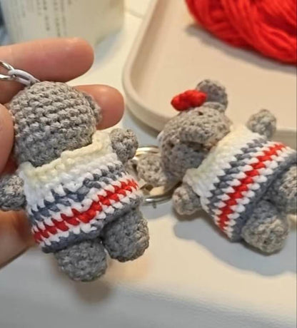 Patron au crochet PDF – jouet éléphant fait main en crochet gris avec vêtements rayés
