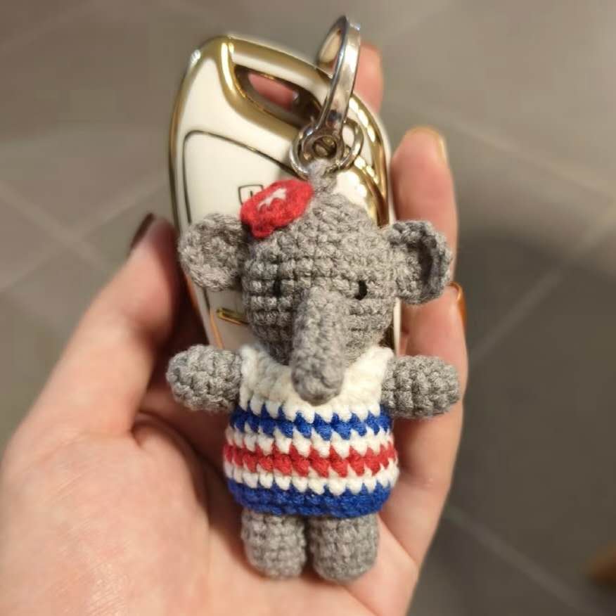 Patron au crochet PDF – jouet éléphant fait main en crochet gris avec vêtements rayés