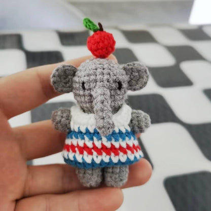Patron au crochet PDF – amigurumi éléphant gris avec vêtement rayé bleu, blanc et rouge et petite pomme rouge sur la tête