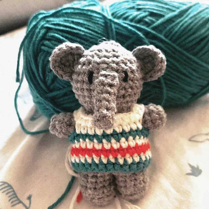 Patron au crochet PDF – jouet éléphant fait main en crochet gris avec vêtements rayés