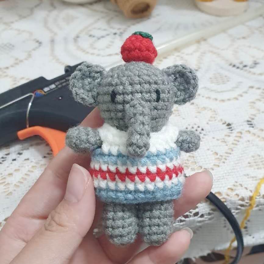 Patron au crochet PDF – doudou éléphant au crochet portant un pull rayé coloré