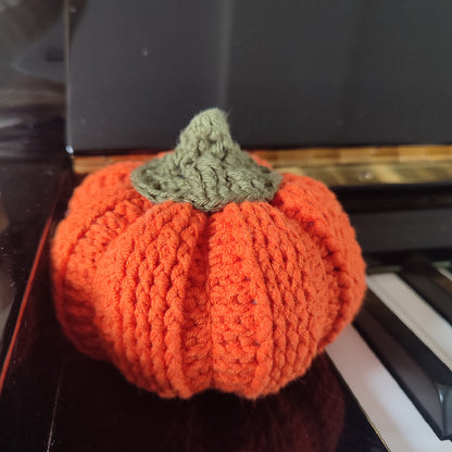 Projet de crochet sur le thème de l'automne montrant une citrouille orange éclatante