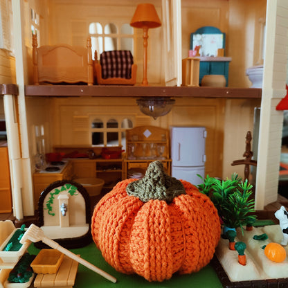 Gros plan d'une citrouille en crochet