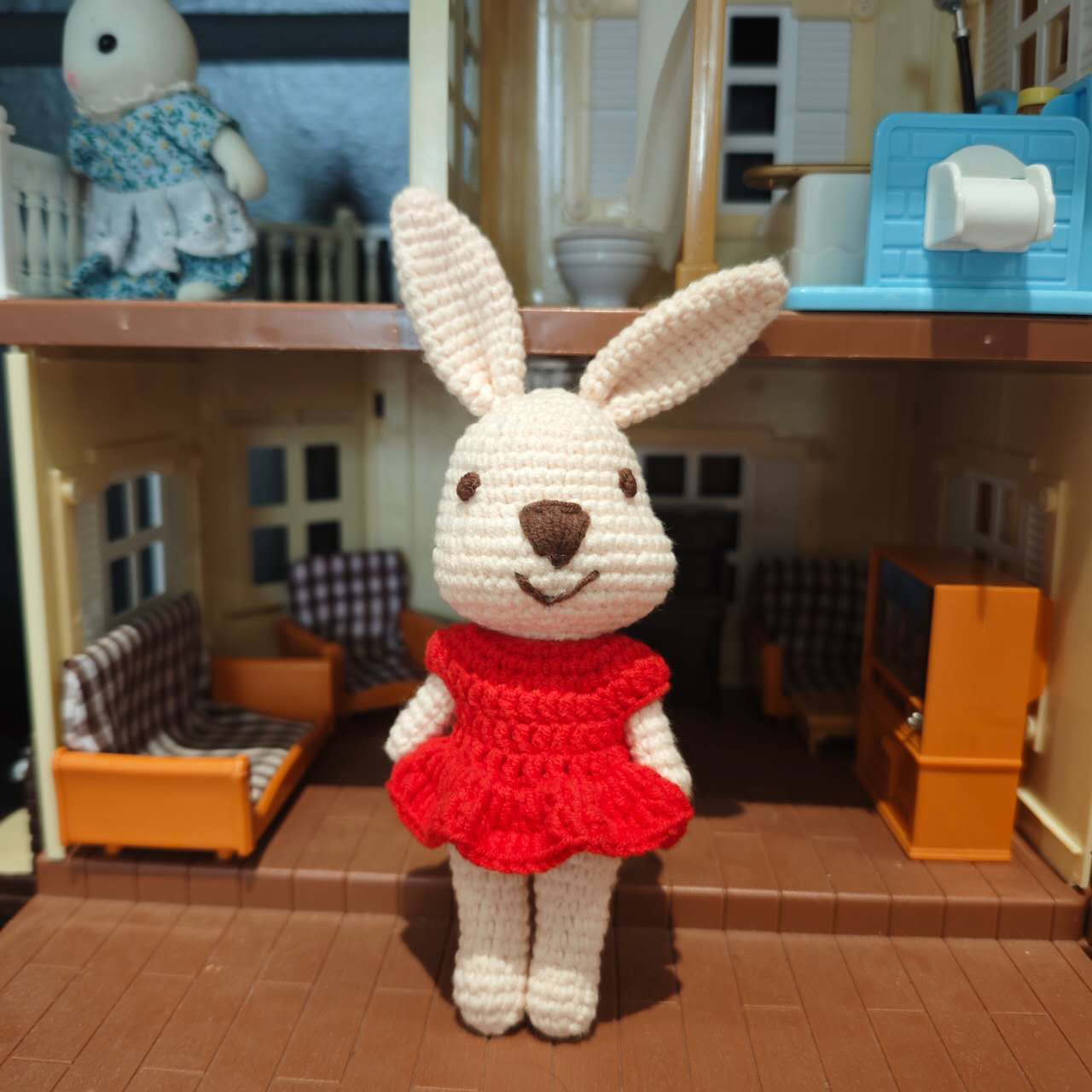 Modèle amigurumi lapin fait main avec vêtements au crochet
