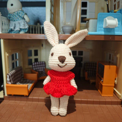 Modèle amigurumi lapin fait main avec vêtements au crochet
