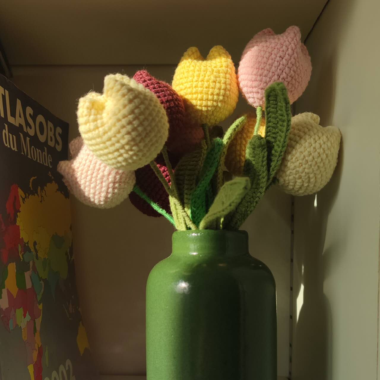 Matériaux pour un kit de crochet de tulipes, incluant fil de coton et feuilles vertes