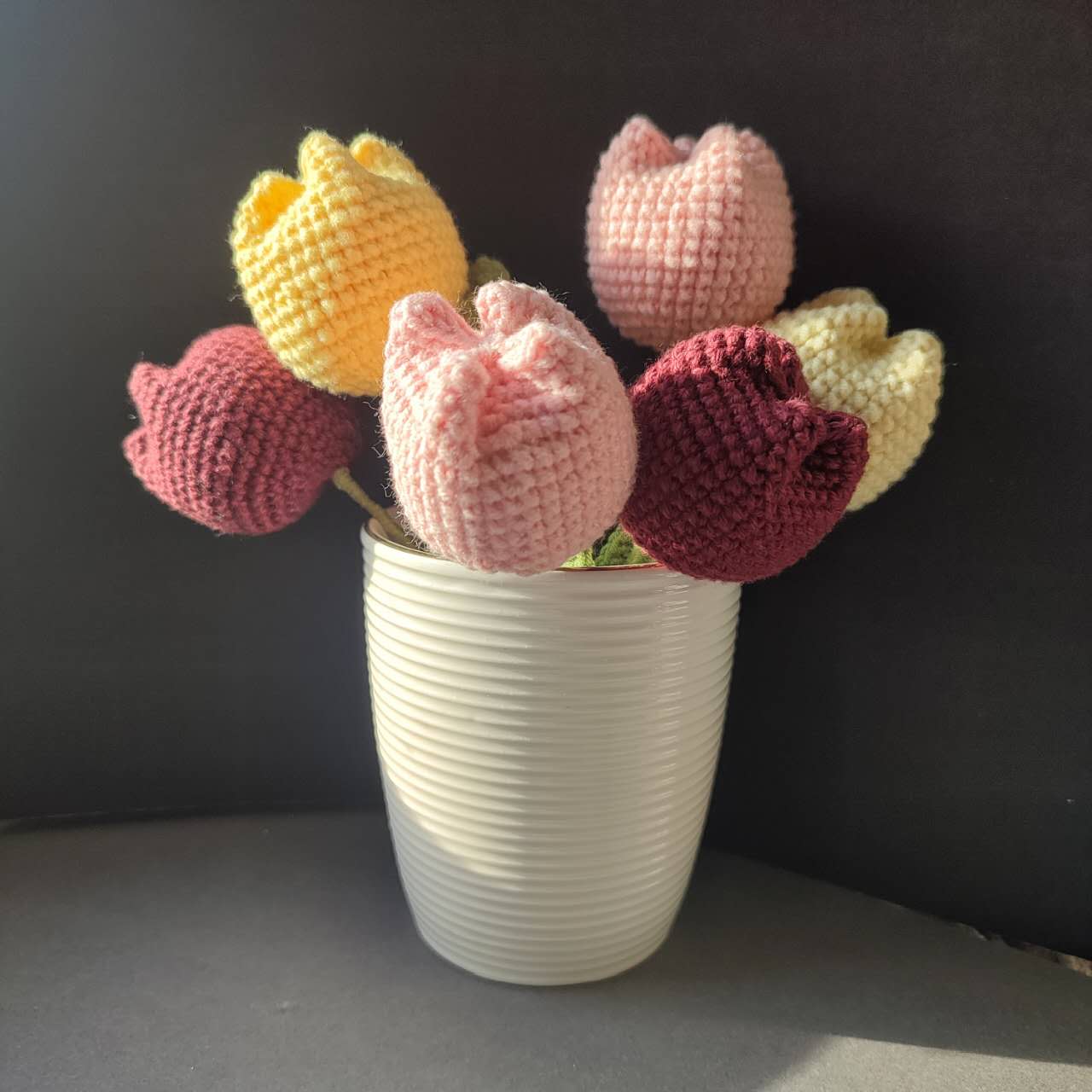 Kit de crochet avec fil de coton pour réaliser des tulipes en plusieurs couleurs et feuilles.