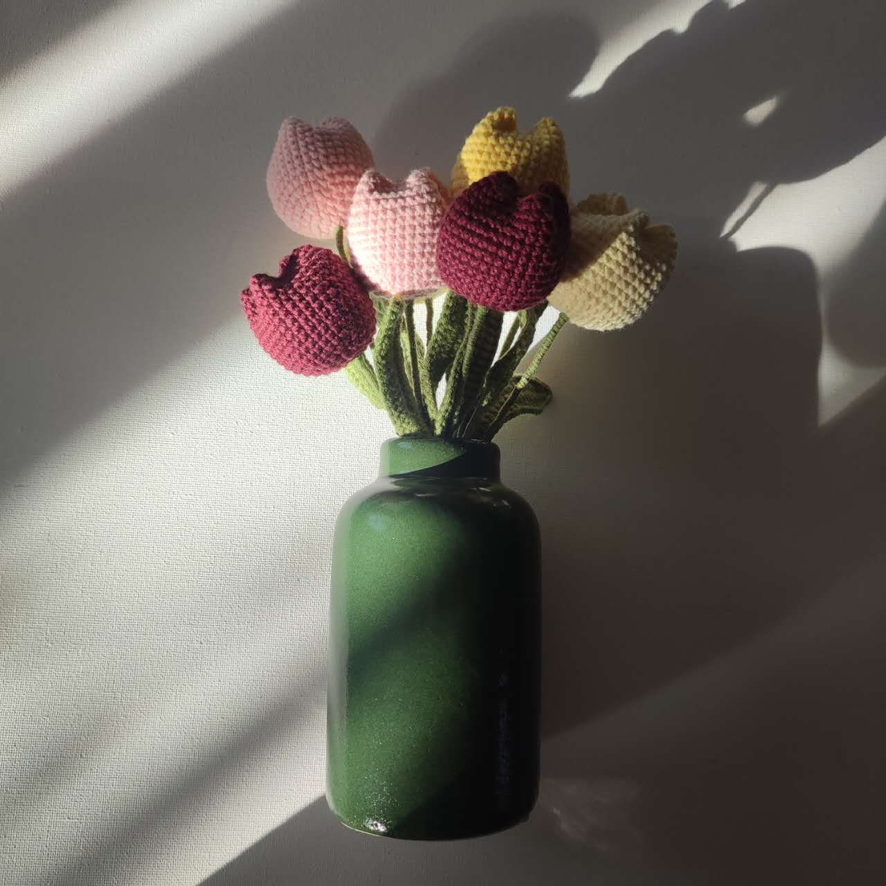 Kit de crochet comprenant des tulipes en couleur bordeaux, rose, jaune et jaune clair, avec des feuilles vertes